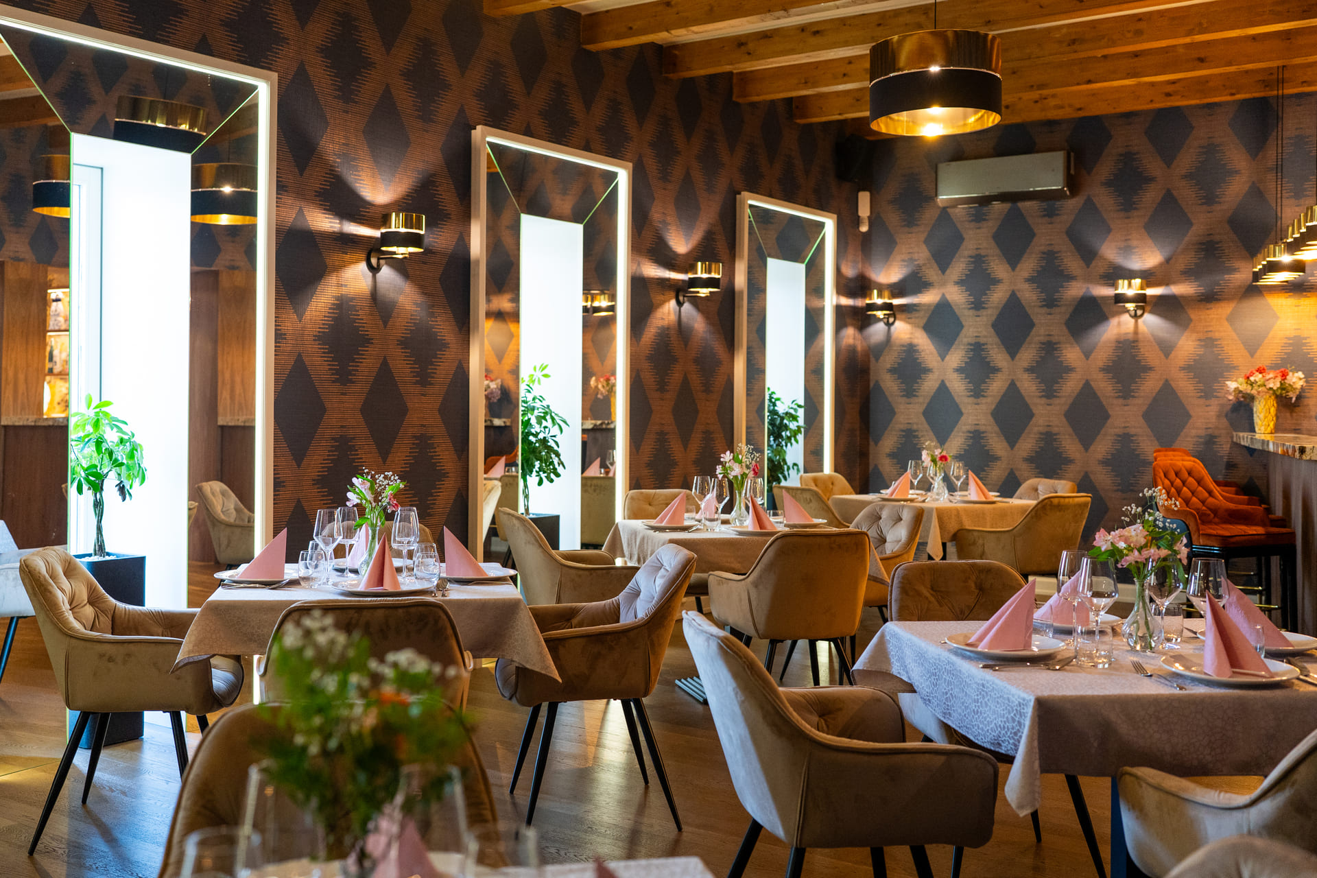 tihanyi étterem főtermének ablakai és asztalai láthatóak